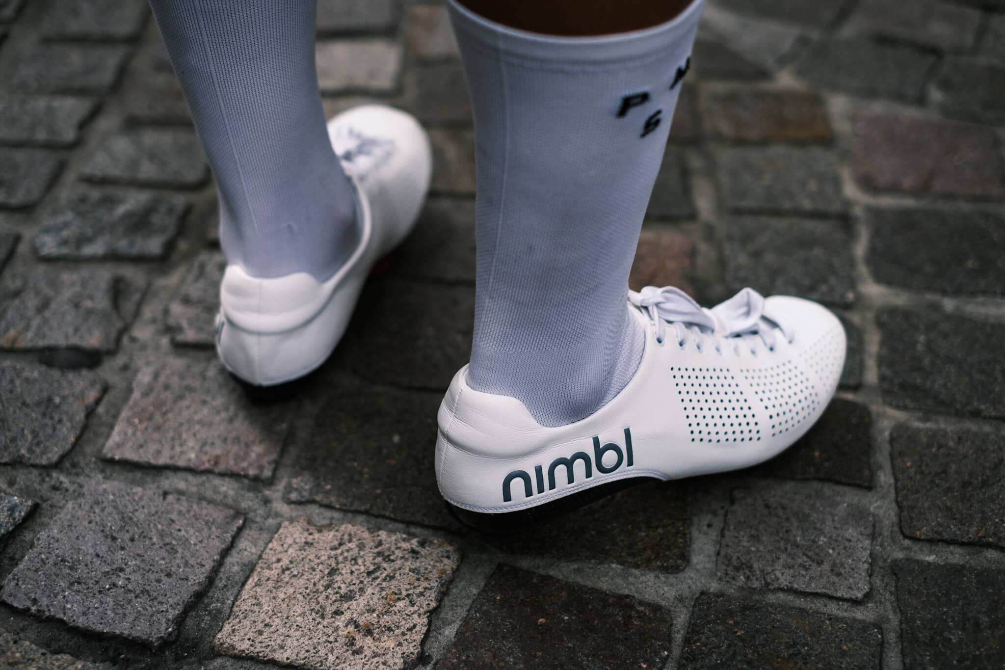 美しく軽い、プロ仕様の紐靴。「Nimbl Air」ロードシューズレビュー 
