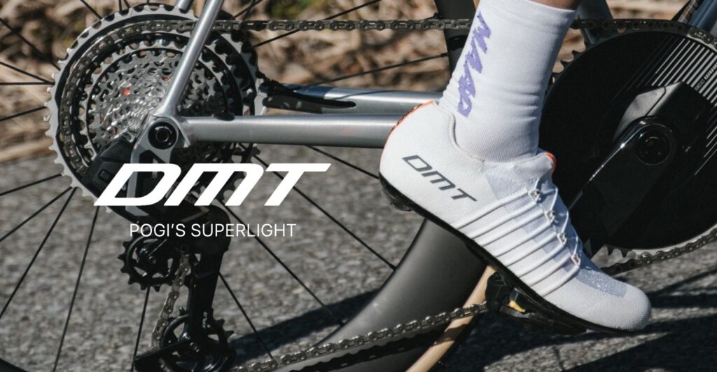 DMT『POGI’S SUPERLIGHT』レビュー：ポガチャルが勝つためのシューズは、我々の週末ライドに最強に溶け込んでいく。