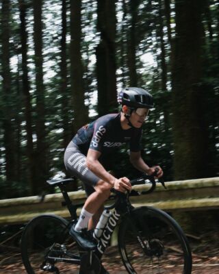 凛として咲く。Black Sheep Cyclingのフローレンスジャージ
